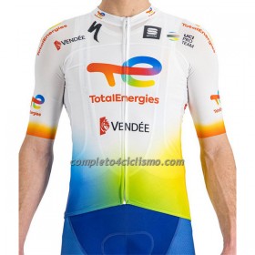 Completo Maglia + Pantaloncino con bretelle 2023 Team TotalEnergies Manica Corta